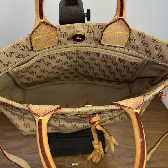 Dooney and Bourke logo double handle signature satchel with Crossbody strap. EUC - Picture 4 of 9